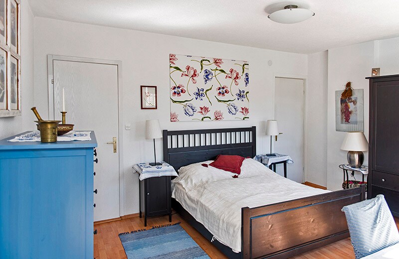 De zogenaamde 'Blauwe Kamer' met slaapruimte voor 2 personen.