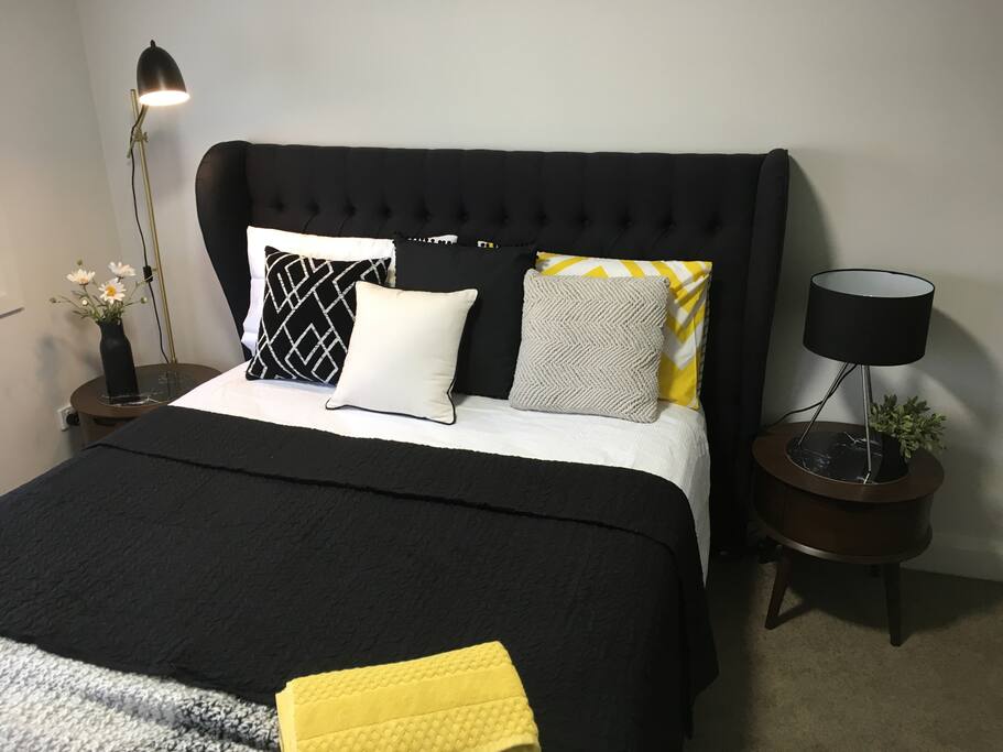 BED 1 - QUEEN BED