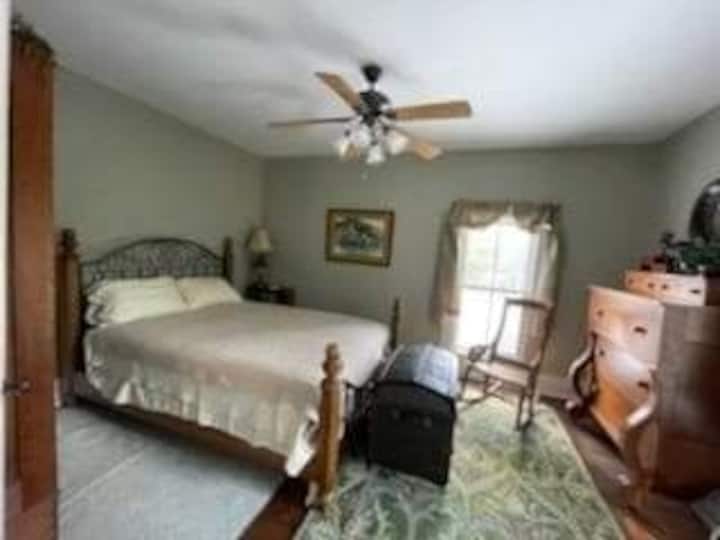 เตียงควีนไซส์ในห้องนอนชั้นบนนี้