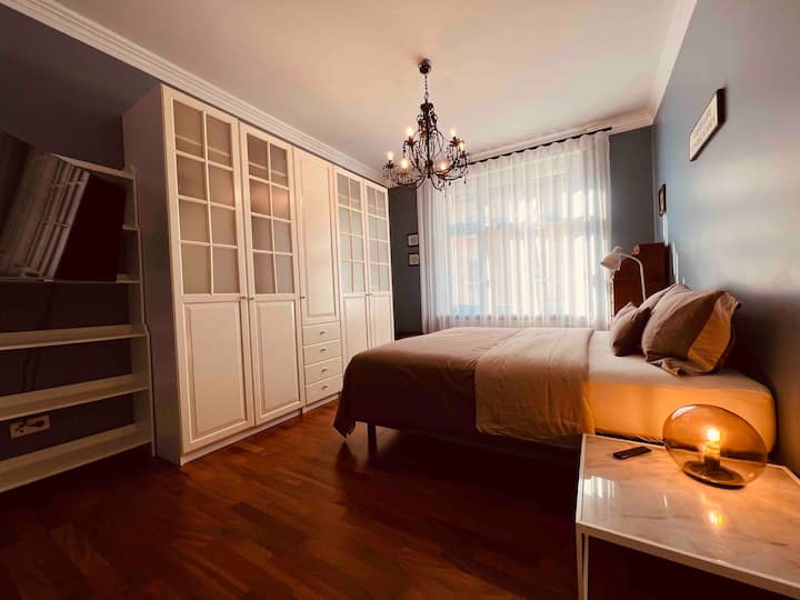 ห้องนอนหมายเลข 1 พร้อมเตียงเดี่ยวขนาด 2 x 90 ซม. หรือเตียงคู่ขนาด 180 ซม. 1 หลังพร้อมทีวีในห้อง