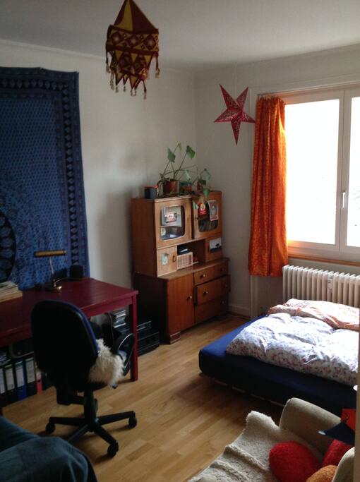 bedroom (b)