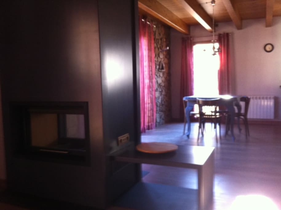 Chimenea y comedor