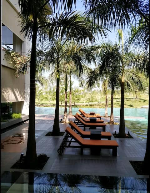 PVT Jacuzzi Lux Sky Suit: 2BHK home on 22nd Floor