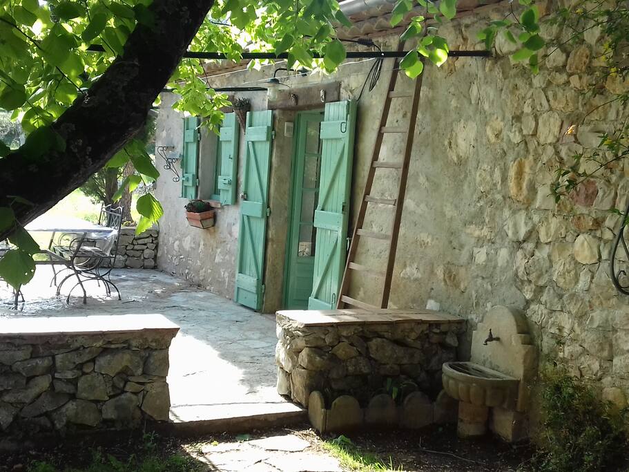 façade sud, terrasse et entrée