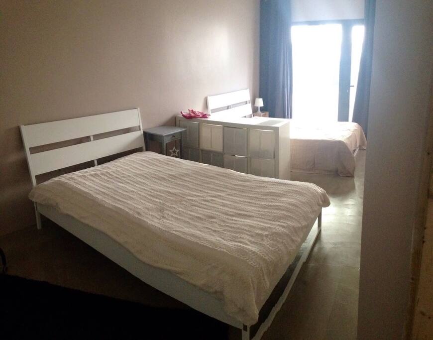 2 grands lits avec de vrais matelas