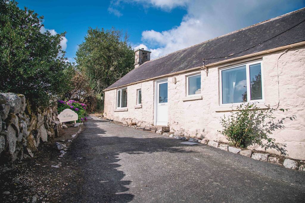 A side shot of the cottage