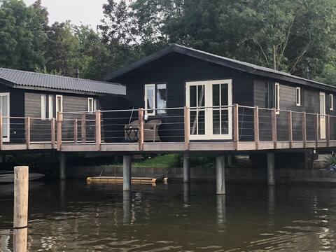Havenhuis + boat in Friesland aan de Fluessen