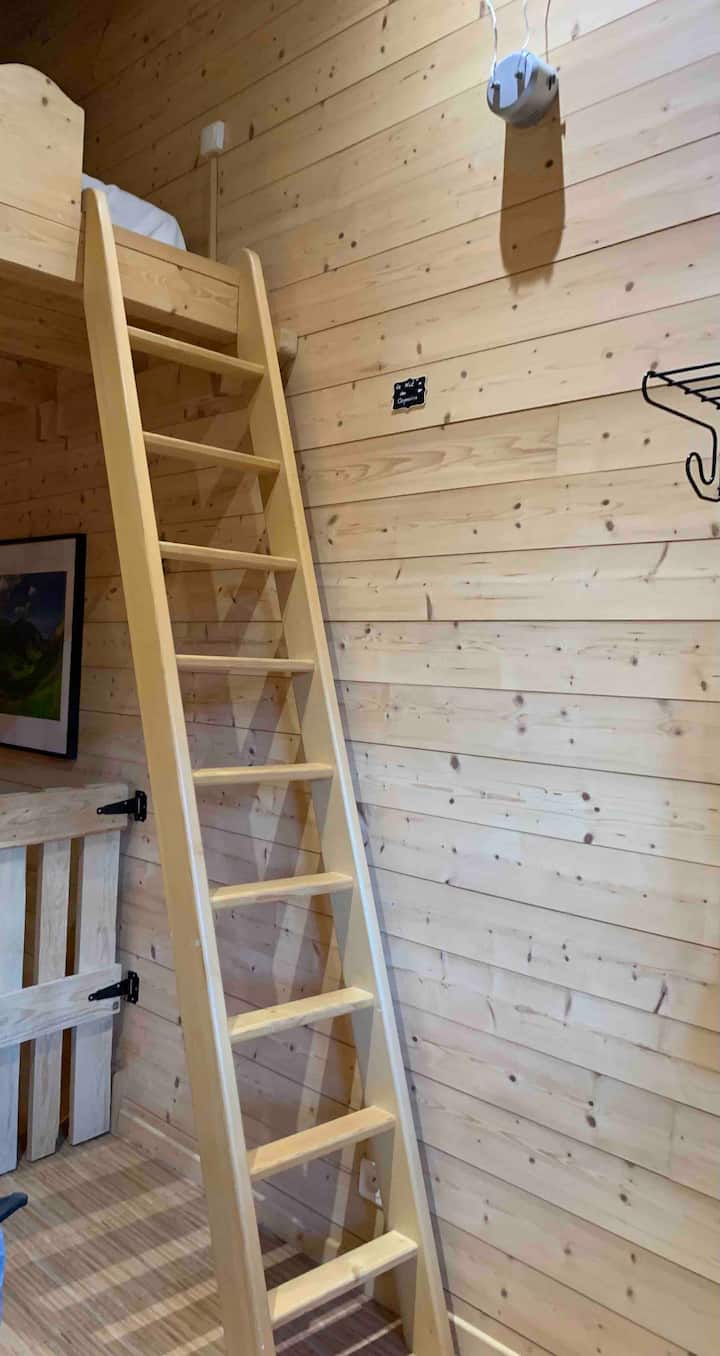 Prema međukatnom prostoru (bračni krevet) + prostor za odlaganje