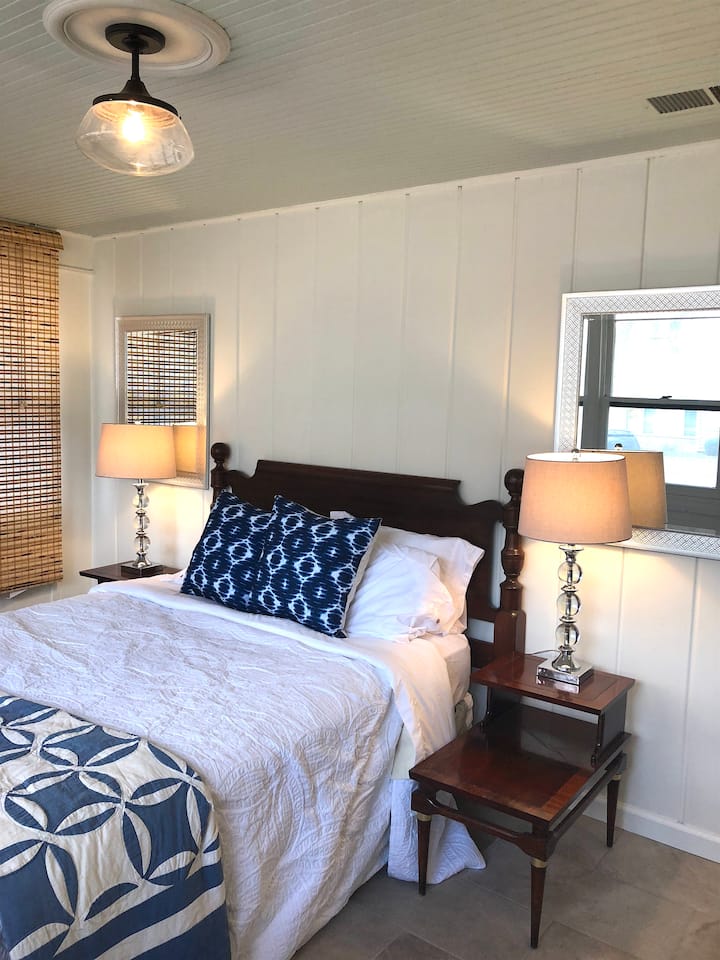 另一张舒适的标准双人床，配备奢华的床上用品。