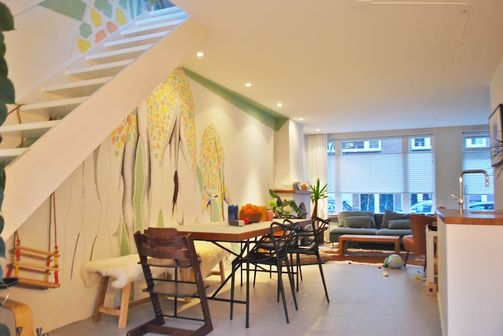 Dinner table with 6 seats &
baby seat (ground floor)