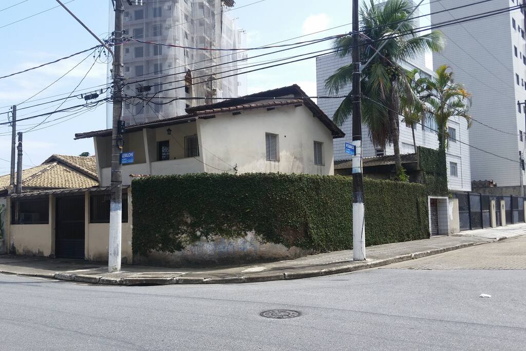 Casa Sobrado Praia Grande - Jardim Guilhermina - 3 quartos, 3 vagas cobertas de garagem, churrasqueira, varanda, copa, cozinha, quarto de empregada, 2 banheiros, espaço amplo de quintal. Tudo isso à apenas quatro quadras da praia.