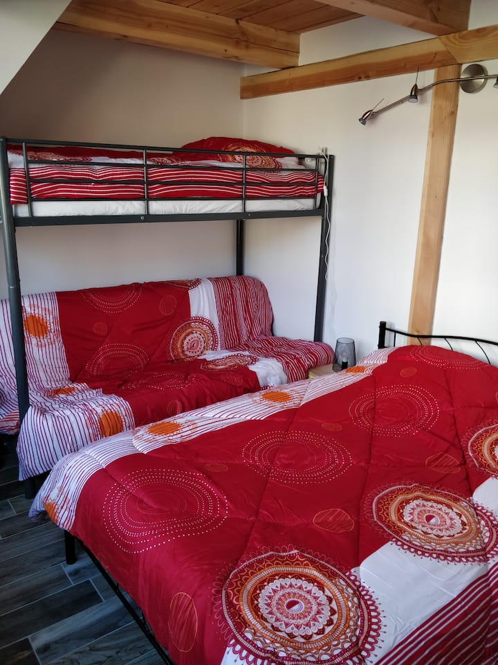 غرفة النوم الأولى في الغرفة الأولى: غرفة عائلية محتملة: سرير 140+ سرير ميزان مكون من 3 مقاعد