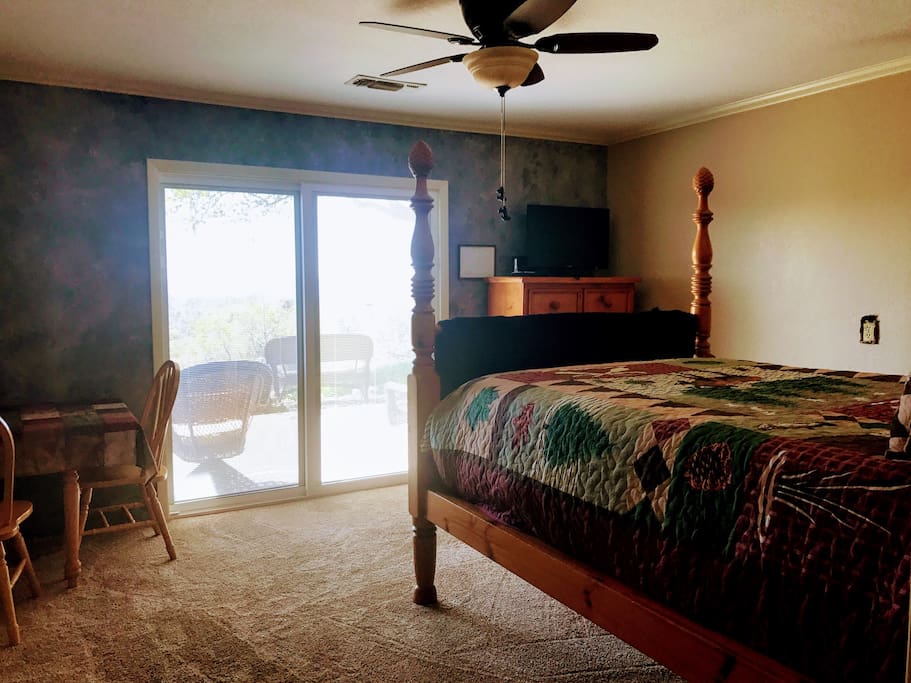 Private Studio apartment with 40 inch flat screen high definition Satellite TV