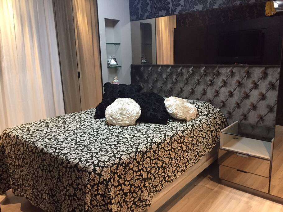 Traditional, non-smoking: 1 Tradiotional King Beds, 250 ft² / 23 m², Newly renovated, High speed internet access included.