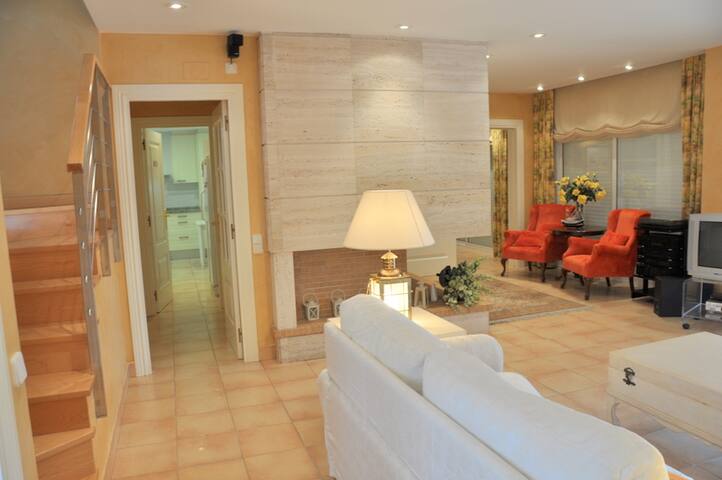 Magnificent villa near the sea gallery image 4