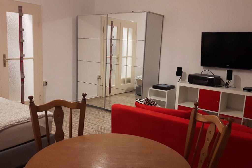 Kleiderschrank und TV-Bereich