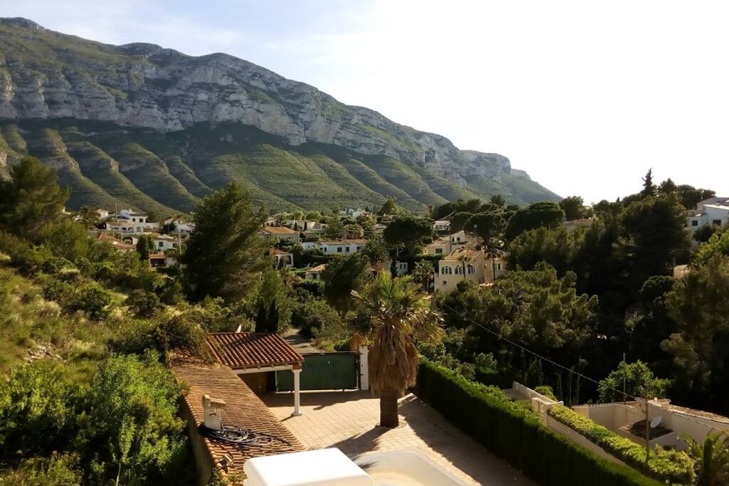 Vista de entrada sur, piscina y Montgó