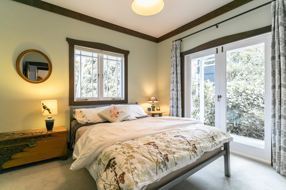 Ტუის ოთახი ბაღის კარებით