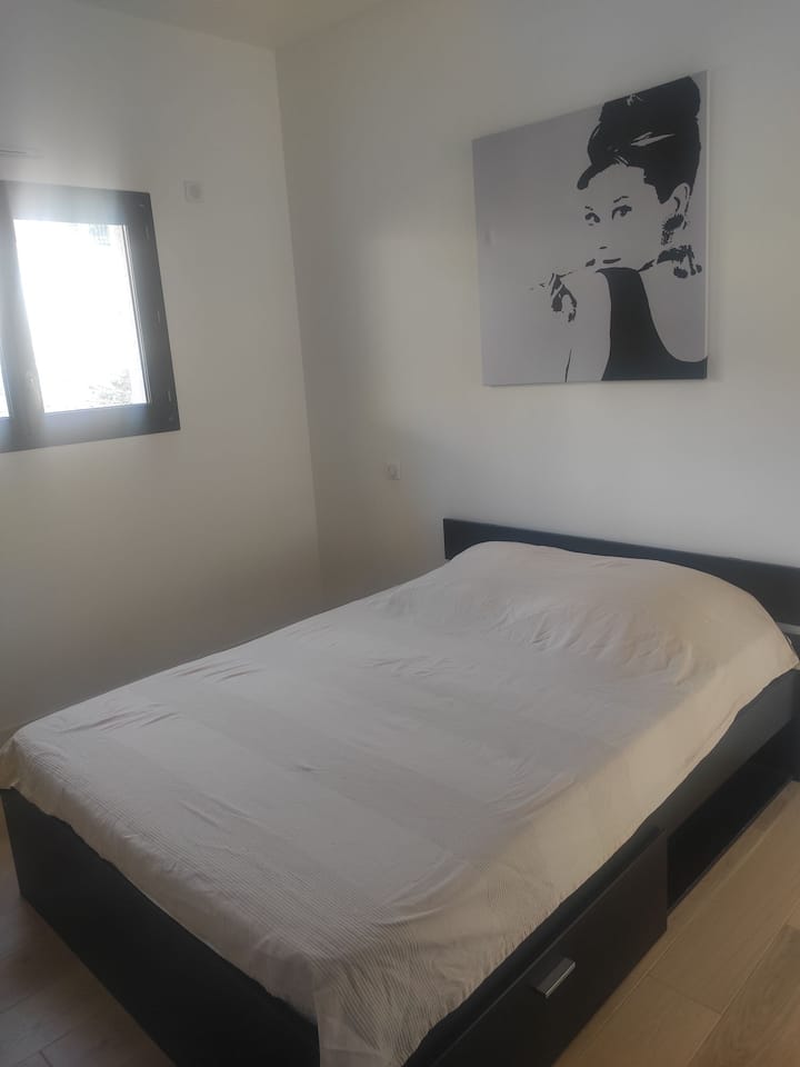 一楼主卧室2位于一楼，配有套内卫生间（步入式淋浴间、单人梳妆台）