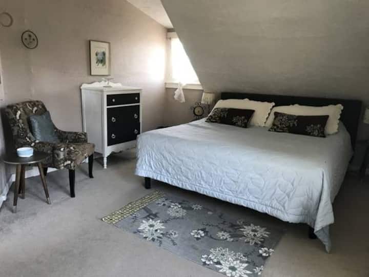 Dormitorio1: habitación grande con cama tamaño king y vistas al río.