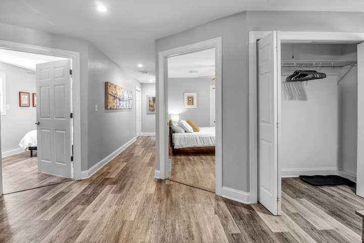 Stan se nalazi na jednom katu sa širokim vratima od 36", glavnim ulaznim vratima od 36" i velikim ormarima u svim prostorijama.