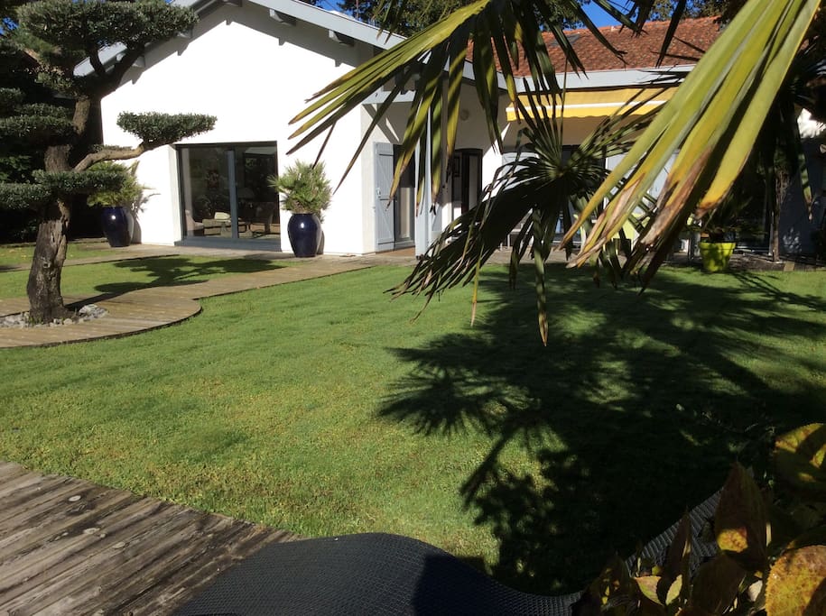 Vue du jardin devant les chambres