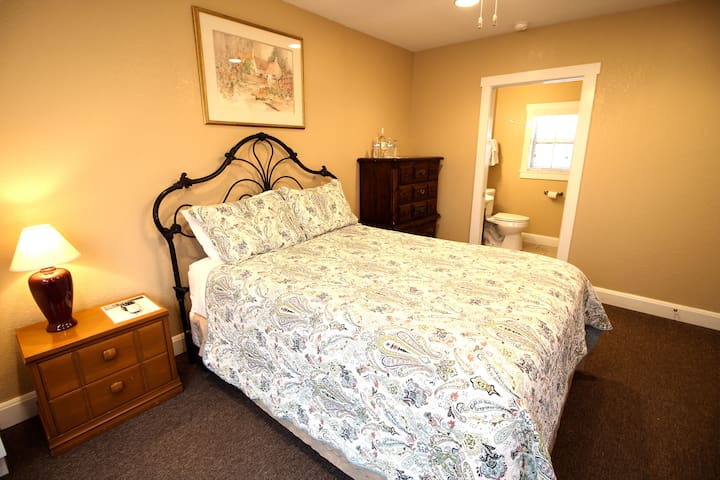 Peach Tree Inn & Suites | Queen Room