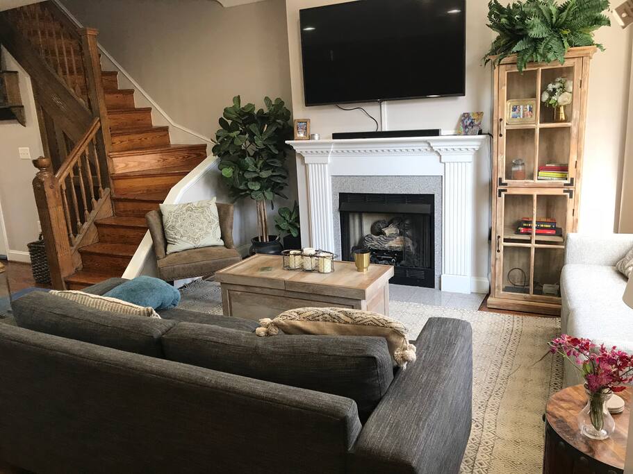 60" 4K flatscreen tv with full cable package including ESPN, HBO, Showtime, Netflix, etc