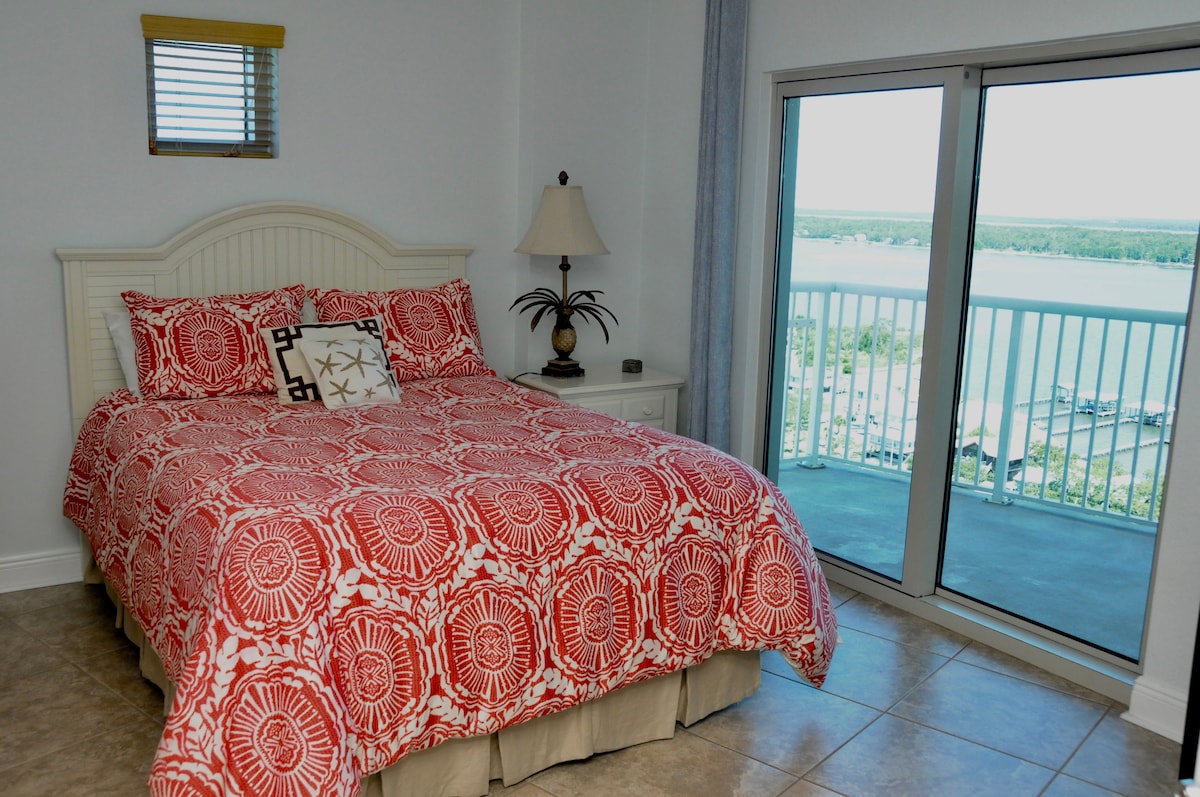 Spálňa pre hostí s manželskou posteľou Queen a posteľnou bielizňou s uhlopriečkou 650 a 32-palcovým televízorom Samsung s balíčkom