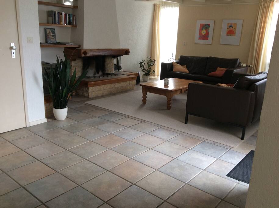 Begane grond: woonkamer met open haard.