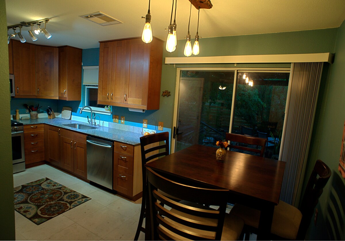 Comfortable room, 10 minutes to downtown!