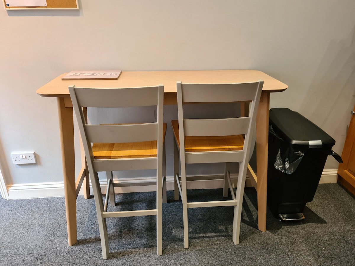 Popular Airbnb listing: Green Gables - Comfy Family Home In Great Location in Risinghurst And Sandhills