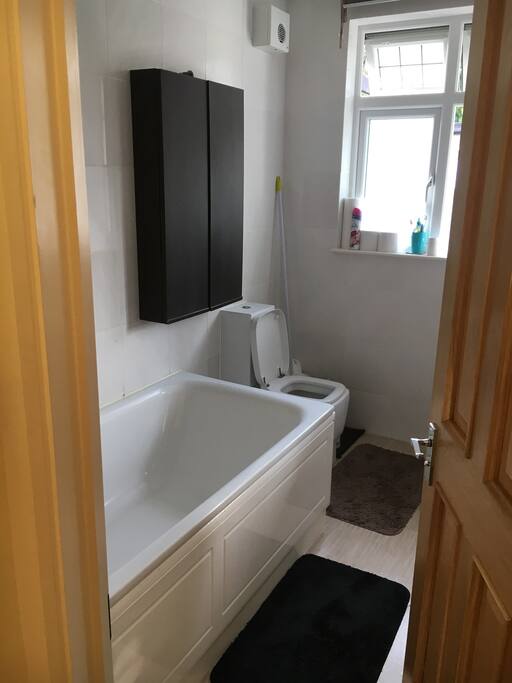 Main bathroom with bathtube