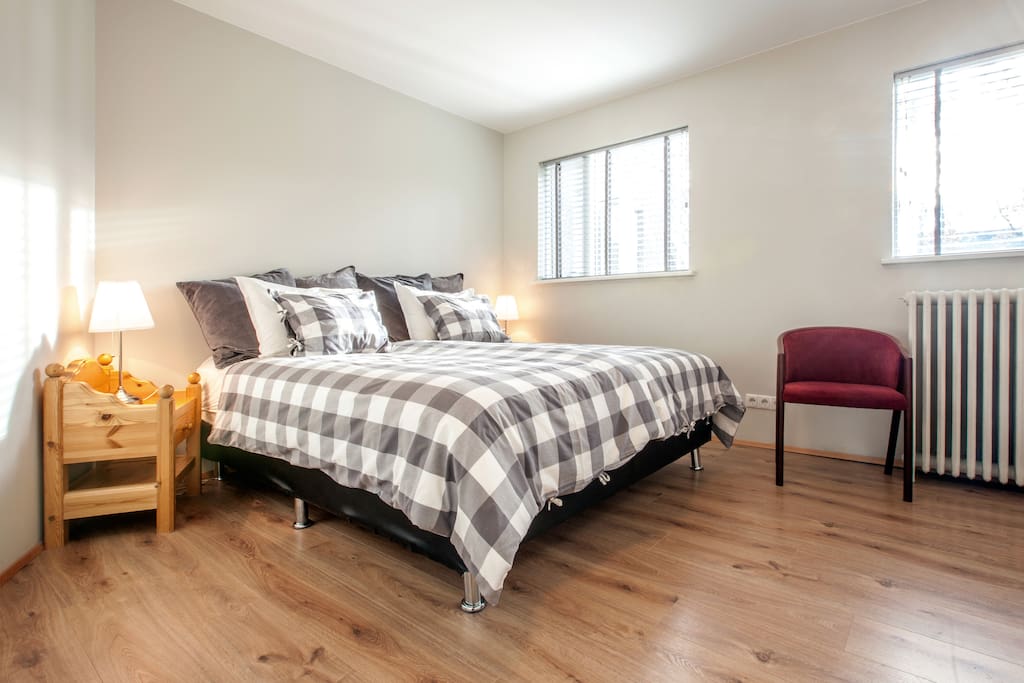 A queen size bed (180x203 cm / 60 xi 80 inches). Two nightstands, classic Scandinavian pine. Windows facing garden (direction southeast), can be left slightly open yet locked.