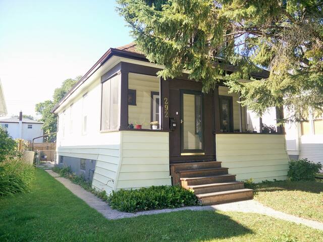 ☀Sunny Character☀7 mins to downtown w fenced yard