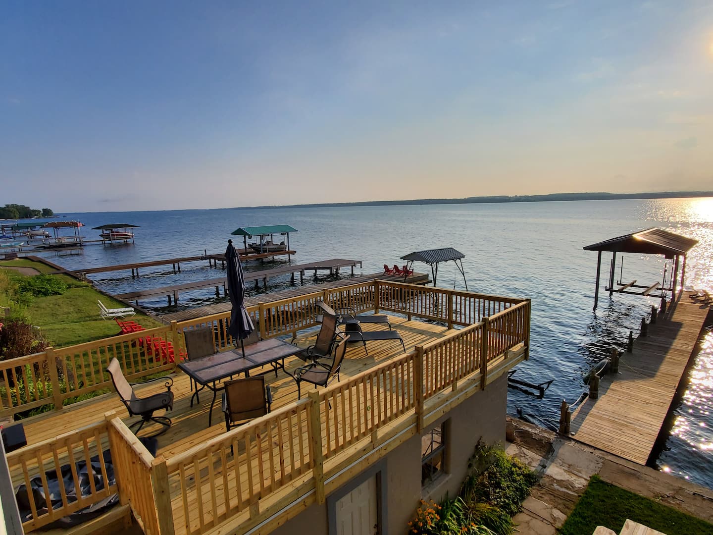 New Luxury Lakefront Views-Retreat
