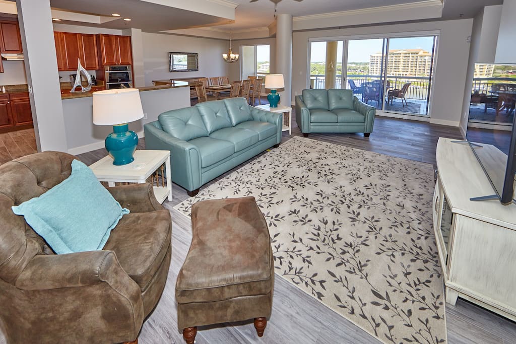 Livingroom with a super comfy sofa set, plenty of seating for you and guests