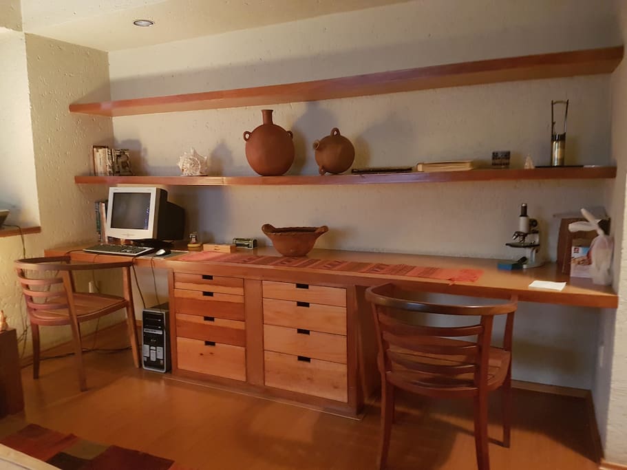 Escritorio con dos lugares de trabajo y repisas para libros, papeles, computadoras.
Desk with two workplaces and shelves for books, papers, computers.
Bureau avec deux postes de travail et des étagères pour les livres, documents, ordinateurs.