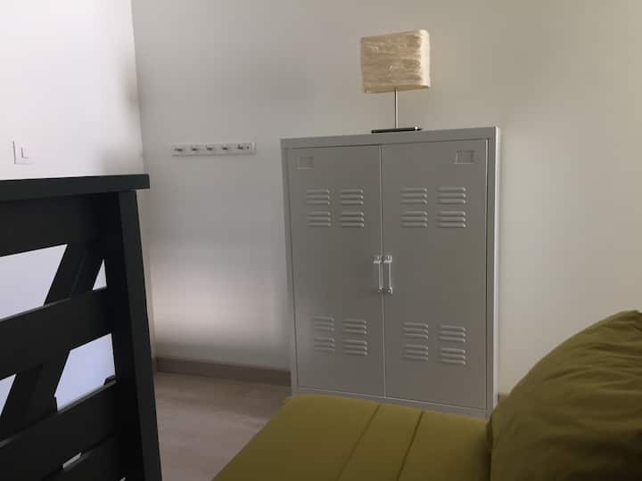 ანტრესოლიანი საძინებელი სათავსო კარადით 