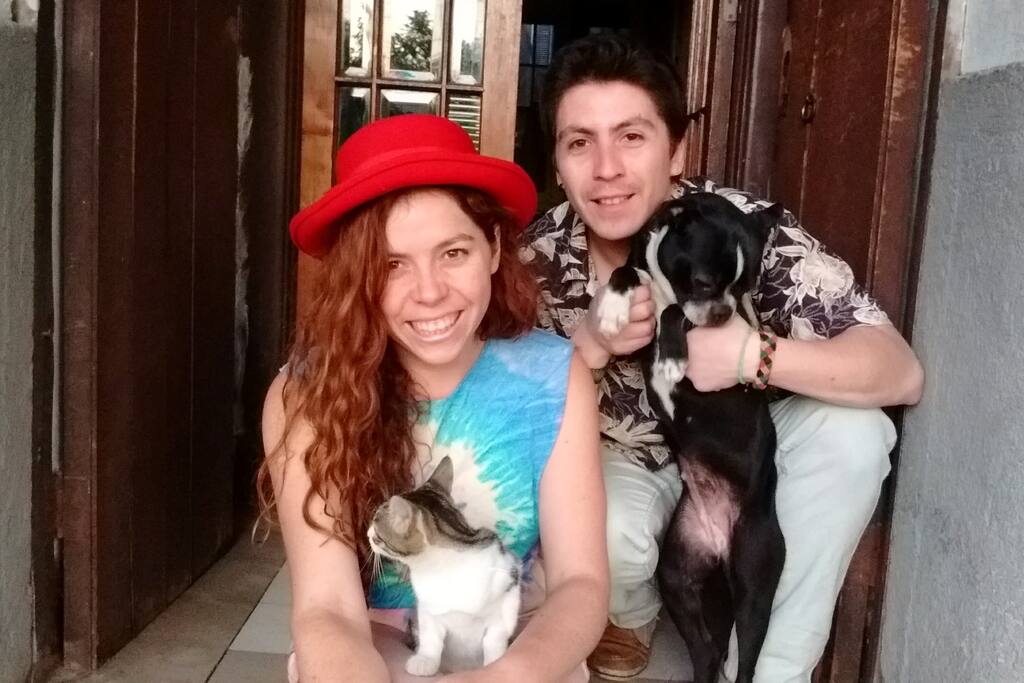 La casa es compartida con dos personas, una perrita llamada Lihuen, una gata llamada Flow y plantas.