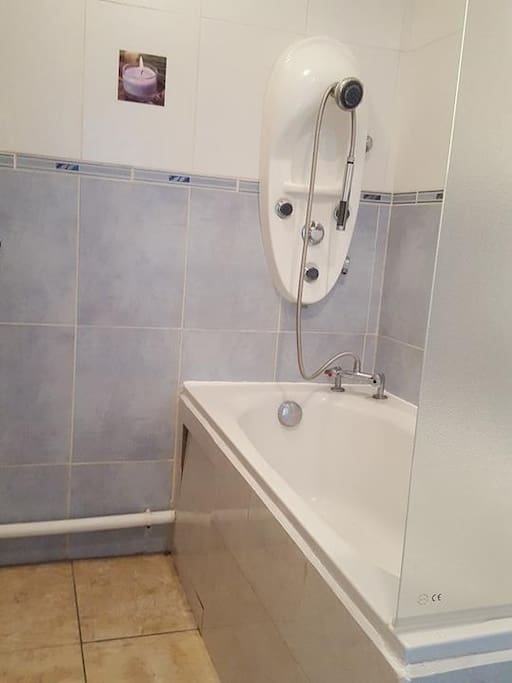 salle de bain avec baignoire jet massant