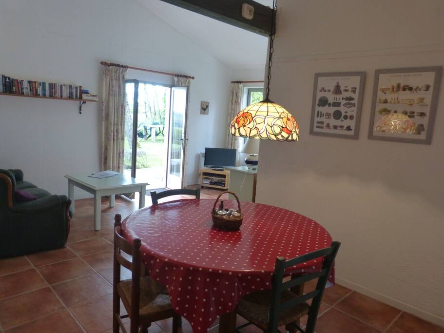 Lounge/Dining Area