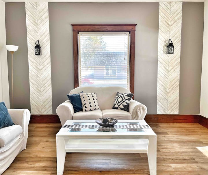 1st Floor Farmhouse Styled Apartment in Owosso Apartments for Rent in