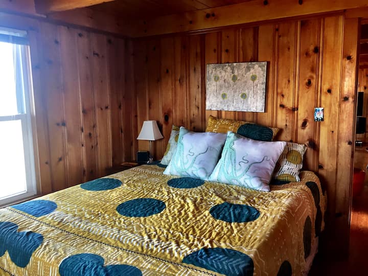 Este dormitorio cuenta con una cama lateral queen y un armario.