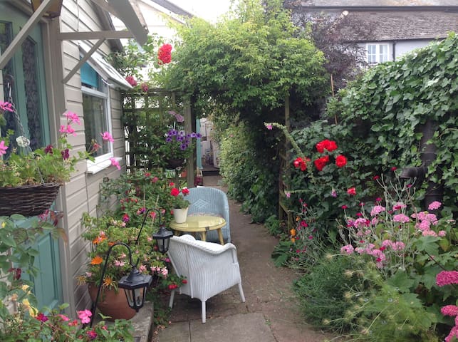 Self contained garden chalet near Exeter centre