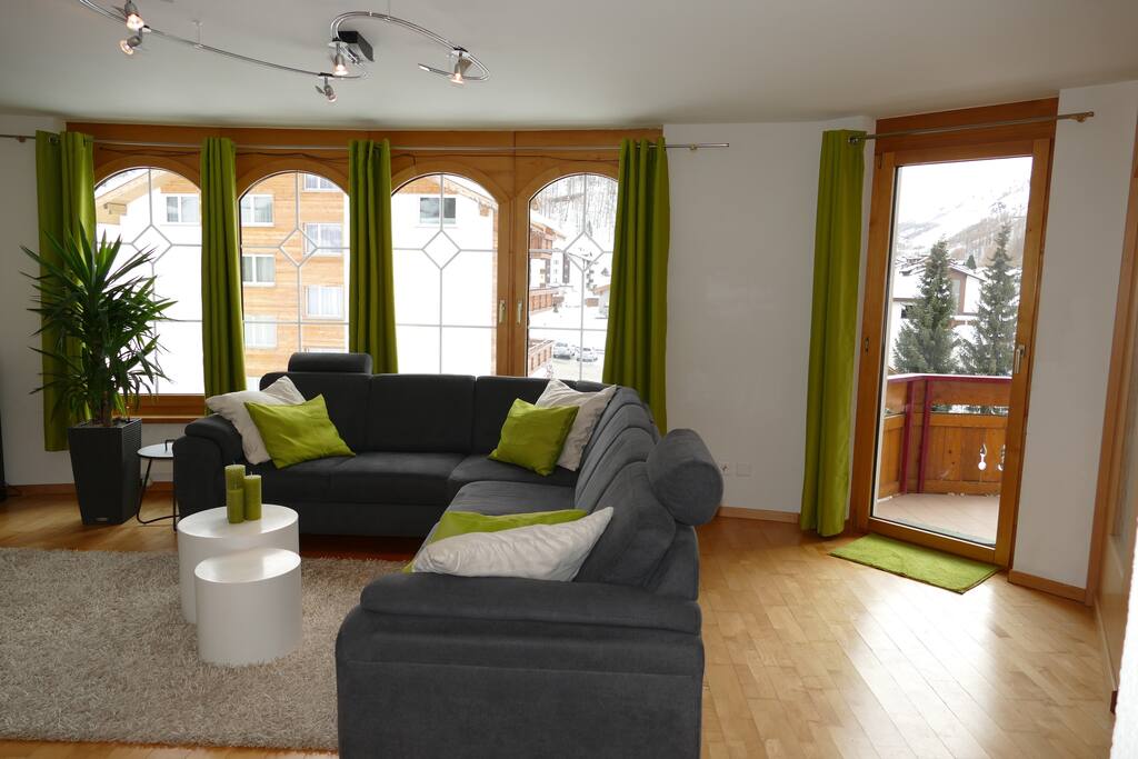 Wohnraum mit herrlichem Aussblick und 4 Balkonen in alle 4 Himmelsrichtungen