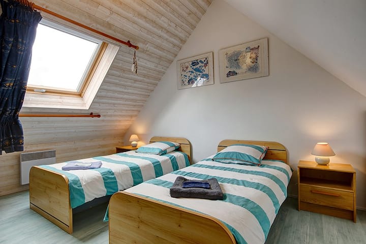 Një dhomë gjumi me 2 krevate tek 90 x 190, e dekoruar bukur