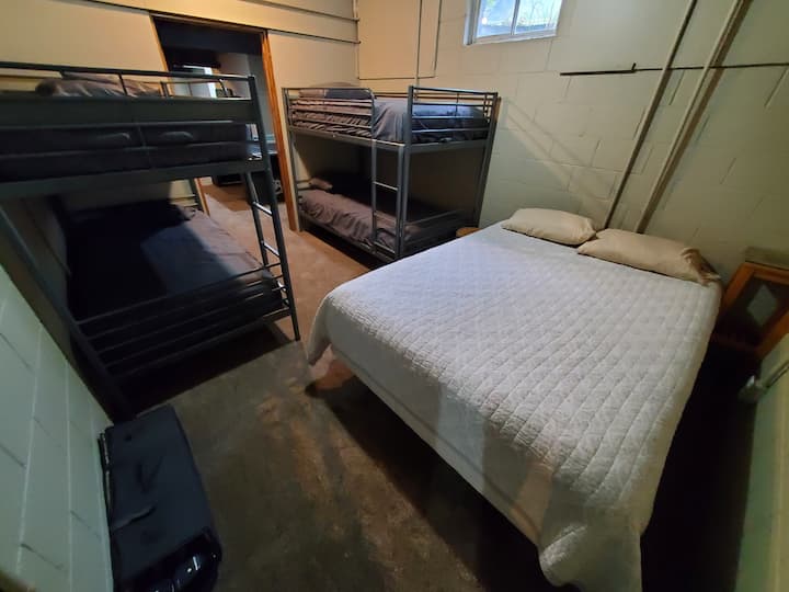 Opskrbljujemo se plahtama, ali gosti donose deke za sve krevete na kat.  Kreveti na kat nisu namješteni, ali su spremni s jastučićima za madrace ako želite