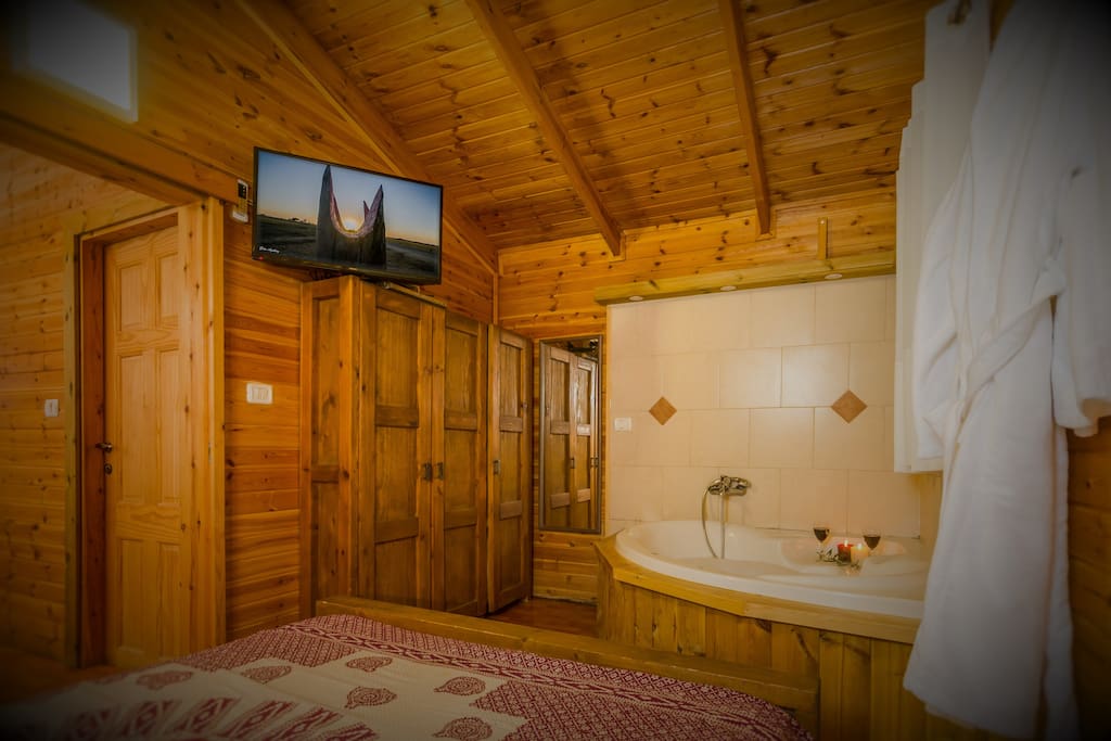 Bedroom with jacuzzi and satellitar Tv