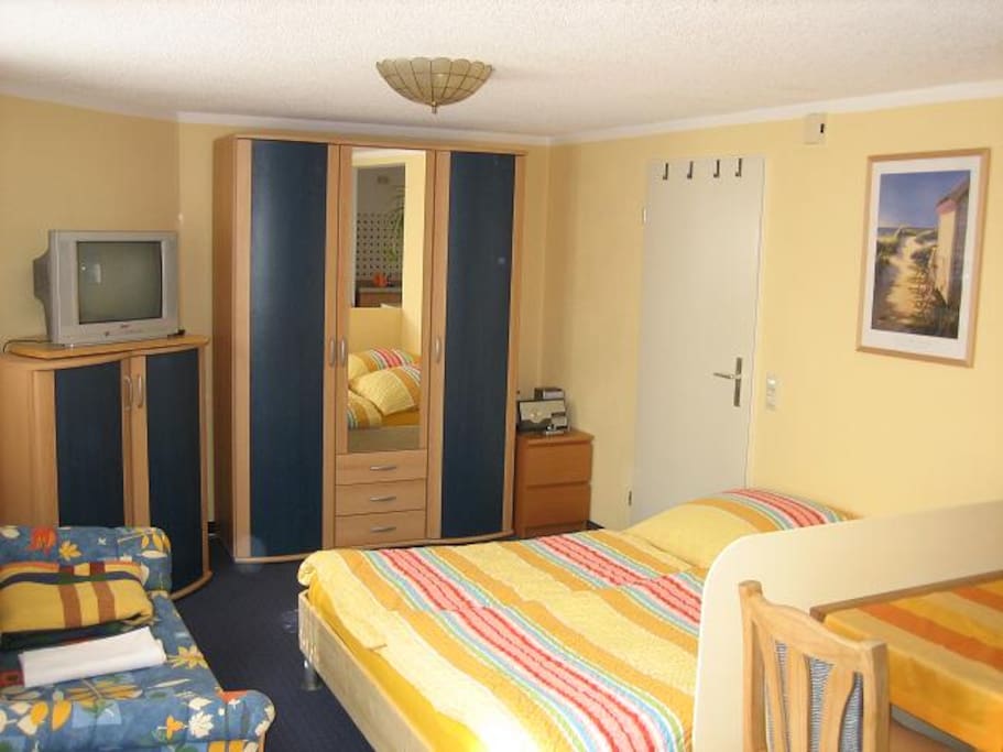 Kleiderschrank, TV, Bett (1,4m breit)